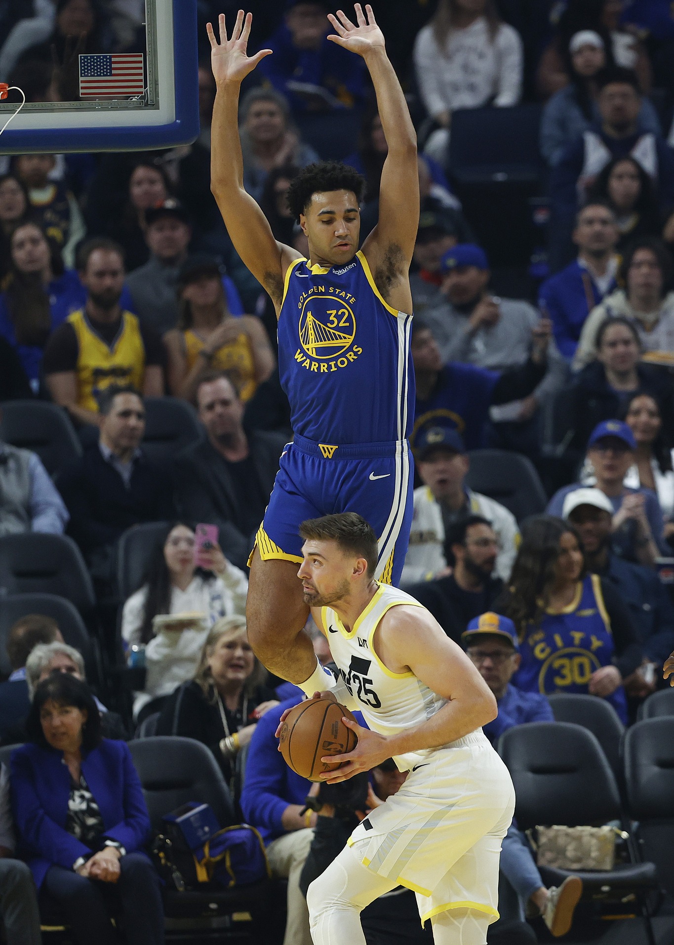 爵士客场击败勇士，迅速崛起