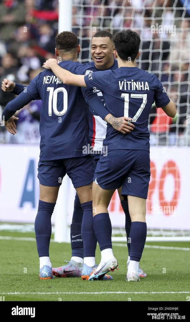 里昂胜利法国足球联赛积分榜排名第一