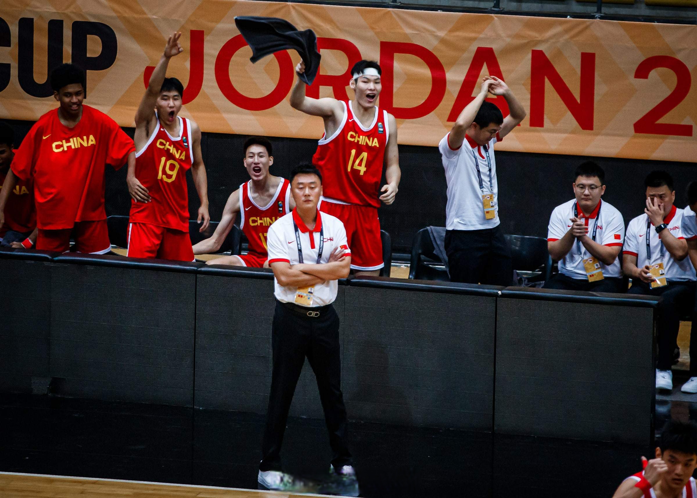 强队实现全胜,昂首进入八强赛的简单介绍 强队实现全胜,昂首进入八强赛的简单介绍