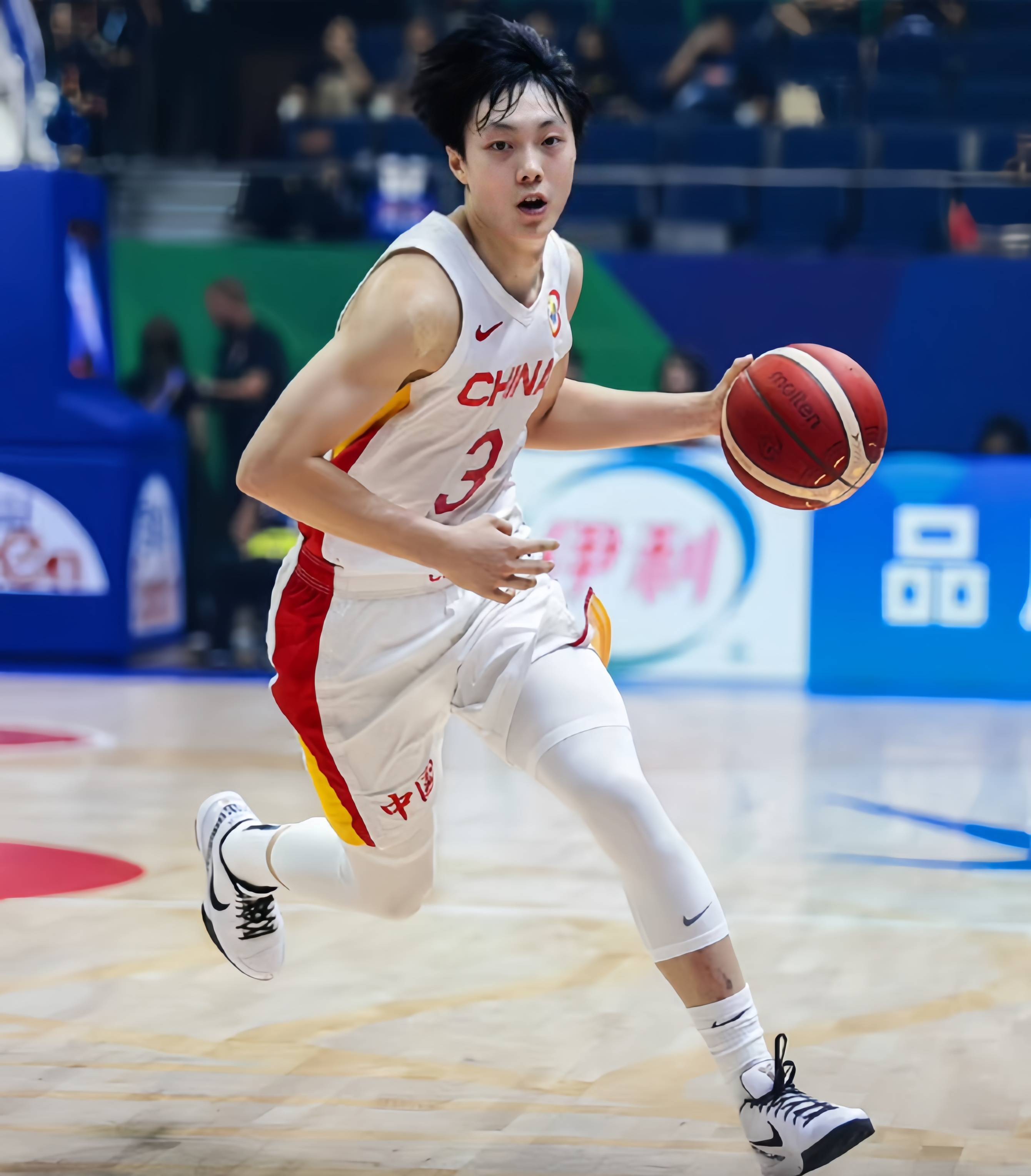 亚洲杯篮球赛精彩对决,球员展现出色技巧 亚洲杯篮球赛精彩对决,球员展现出色技巧