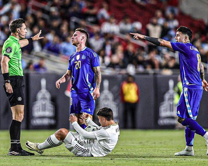 阿根廷足球队在冠军赛中击败对手