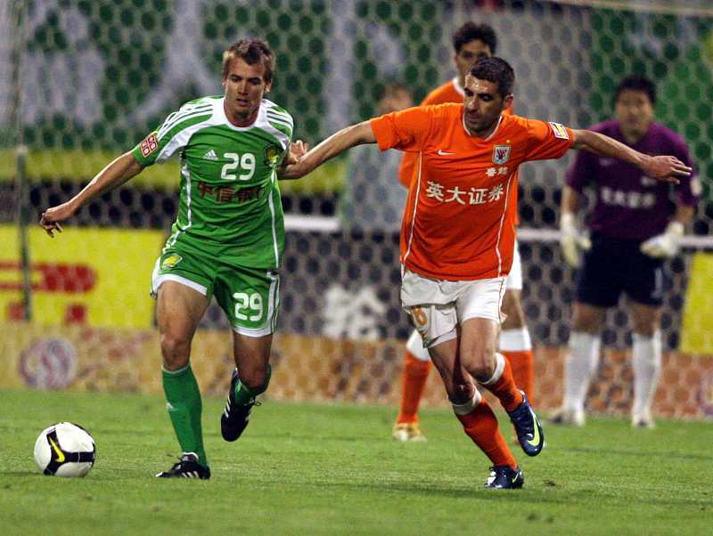 包含沙尔克遭逆转失利，球队雪上加霜的词条