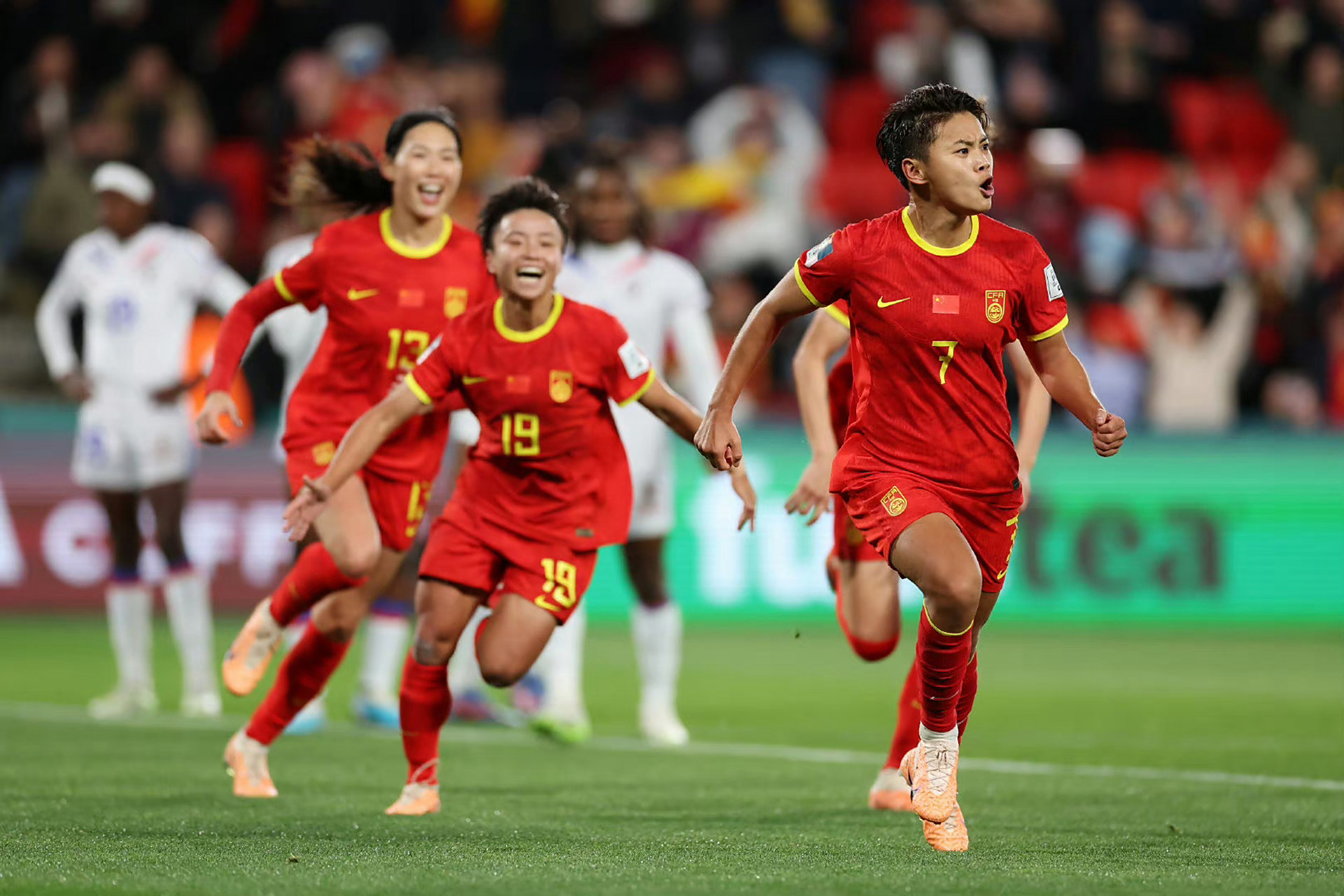 中国女足选手在比赛中展现实力 中国女足选手在比赛中展现实力