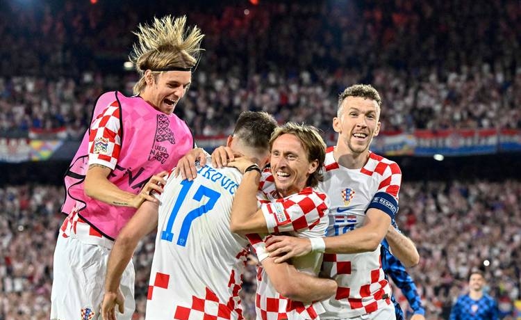 包含克罗地亚主场战胜斯洛伐克，取得宝贵三分的词条