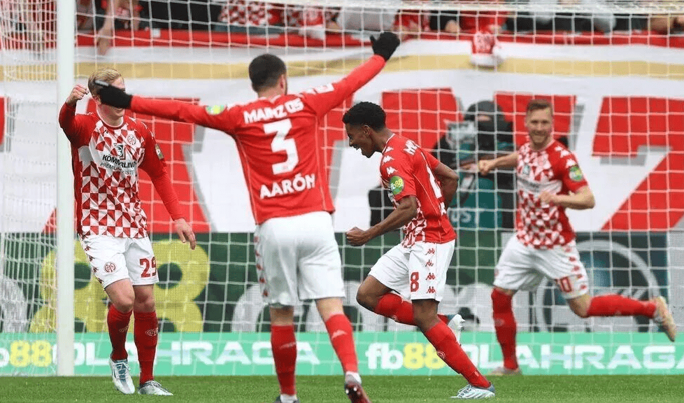 关于门兴格拉德巴赫主场惊险战胜云达不莱梅稳坐德甲榜首的信息