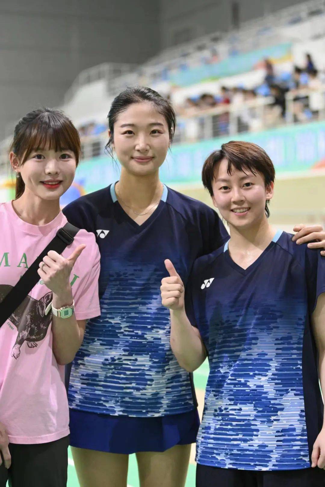 羽毛球双打选手默契配合，夺得金牌