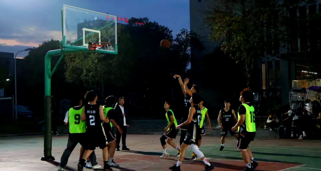 关于篮球精英赛场上对决激烈,比赛纷呈的信息 关于篮球精英赛场上对决激烈,比赛纷呈的信息