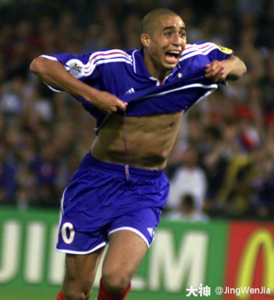 法国足球比赛中球星大显身手