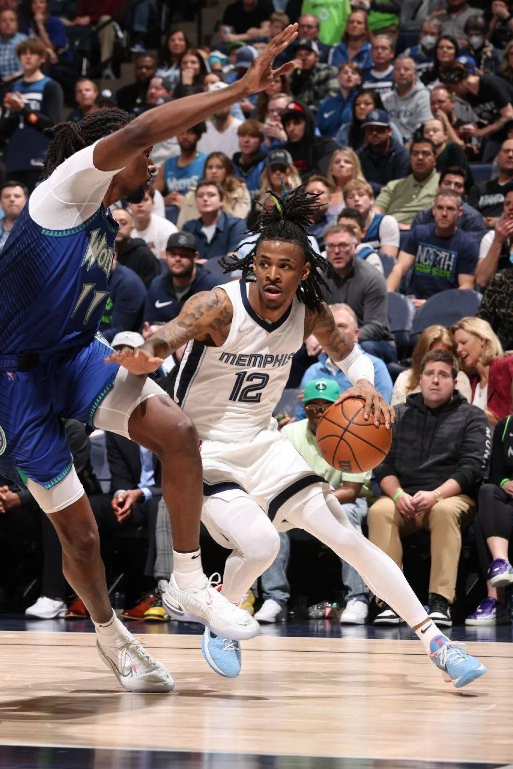 篮网队上演精彩逆转，现场球迷欢呼雀跃的简单介绍