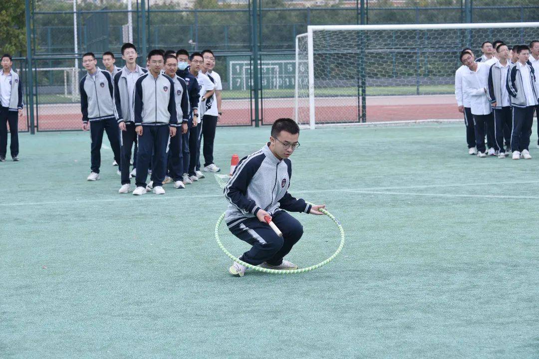 竞技场上球员快速突破传球展现默契配合的简单介绍